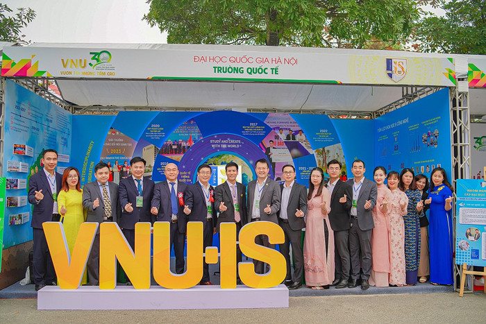 Bước sang tuổi 22, kỳ vọng Trường Quốc tế luôn vững mạnh và tiên phong trong phát triển giáo dục và đào tạo Việt Nam và thế giới. z5661807732843_5a9d650107c8dcd7128d546a1eed43dc.jpg
