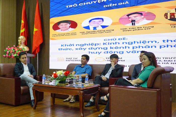 Diễn giả doanh nghiệp đến chia sẻ, trao đổi với sinh viên nhà trường. Ảnh 10.jpg