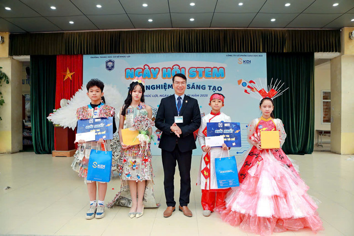 Thầy Nguyễn Ngọc Sơn - Hiệu trưởng Trường Trung học cơ sở Phúc Lợi cùng các em học sinh trong ngày hội STEM. (Ảnh: NVCC) ad-4nxf9l9xxt9e8ron0p6j4fjtathbfqzutmxsxjdts9pekm-a-du6dzzwonizczn85d6f0ztritx5yaomgk6rdsogfb44zjjyjnfducqevetojc-isl34bifq8nlsykq1yt83notkz-6163.jpg