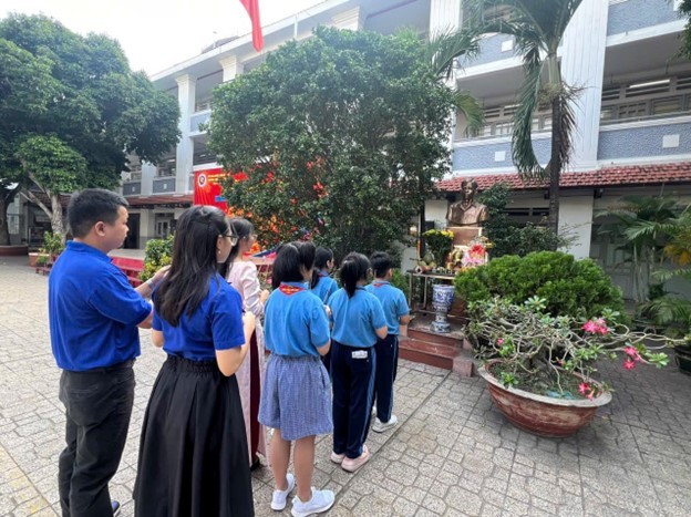 Giáo viên chi đoàn và học sinh dâng hương trước tượng Anh hùng lực lượng vũ trang Trần Văn Ơn tại Trường Trung học cơ sở Trần Văn Ơn nhân ngày truyền thống học sinh – sinh viên 9/1. Picture7.jpg