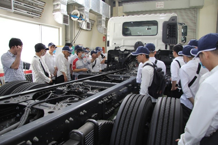 Sinh viên Đại học Bách khoa Hà Nội thực hành ngành Kỹ thuật ô tô. (Ảnh: Đại học Bách khoa Hà Nội cung cấp) Picture2.jpg