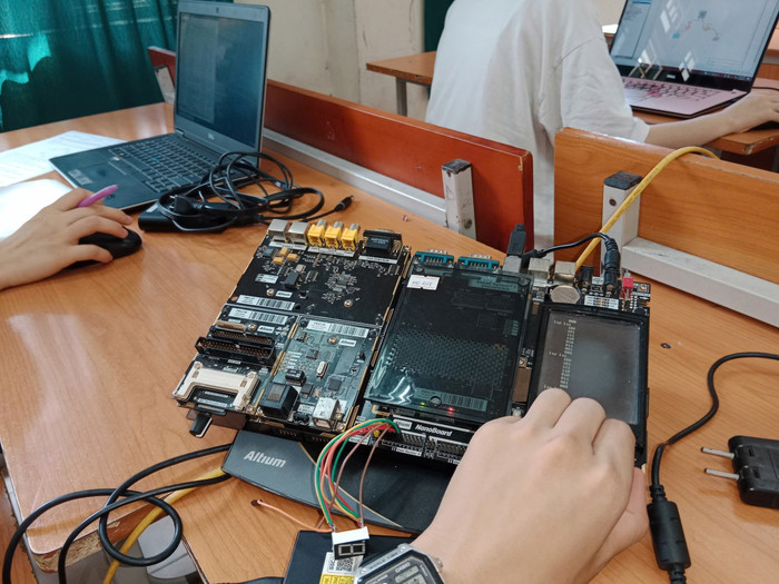 Sinh viên Trường Đại học Kỹ thuật Công nghiệp thực hành. (Ảnh: NTCC) z5920201507123_fbb5b694d3dde3497ccbe715f7b68acb.jpg