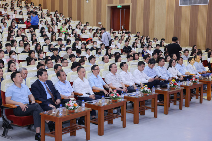 Các đại biểu chăm chú theo dõi những phần thể hiện của các bạn sinh viên. GDVN_NXB (1).jpg