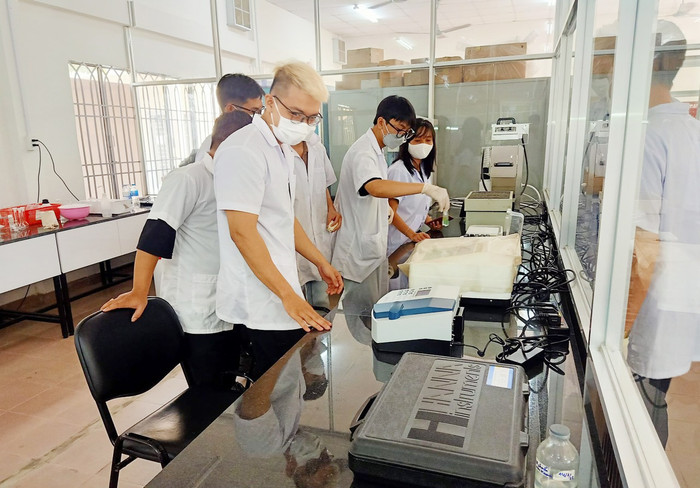 Sinh viên Trường Đại học Nông lâm Thành phố Hồ Chí Minh thực hành ngành Khoa học môi trường. (Ảnh: NTCC) co-thao-1.jpg
