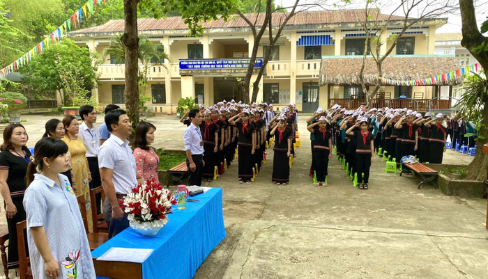 Thầy và trò Trường Phổ thông Dân tộc nội trú Trung học cơ sở huyện Sơn Hà (tỉnh Quảng Ngãi) trong buổi lễ ra mắt Câu lạc bộ dân tộc Hre. Ảnh: website nhà trường unnamed (18).jpg