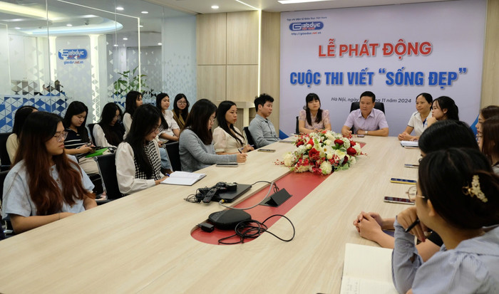 Toàn cảnh lễ phát động cuộc thi viết “Sống đẹp”. GDVN_SĐ.jpg