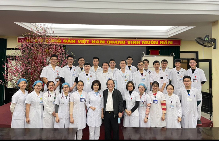 Dù đã ngoài 60 tuổi nhưng Thầy thuốc nhân dân Nguyễn Viết Nhung vẫn miệt mài trong công tác giảng dạy, nghiên cứu và tham gia phòng chống lao. (Ảnh: NVCC) BN-3.jpg