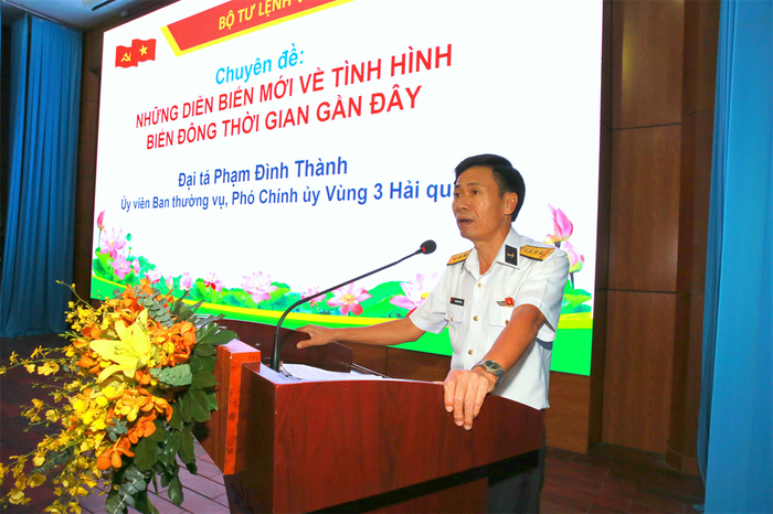 Đại tá Phạm Đình Thành - Phó Chính ủy Vùng 3 Hải quân đã báo cáo chuyên đề "Những diễn biến mới về tình hình Biển Đông thời gian gần đây". 3 (1).jpg