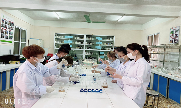 Sinh viên ngành Khoa học môi trường, Trường Đại học Nông lâm Thái Nguyên thực hành trong phòng thí nghiệm. (Ảnh: NTCC) TN.png
