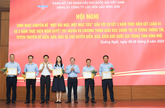Đảng ủy BSR khen thưởng các tập thể và cá nhân đã có thành tích tốt trong việc triển khai thực hiện Kết luận 01 của Bộ Chính trị. 7.jpg