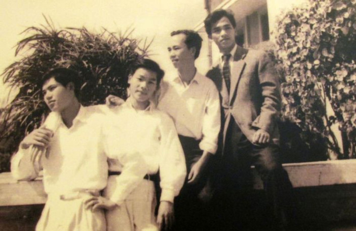 Tổng Bí thư Nguyễn Phú Trọng (người đứng thứ 2 từ trái sang ), là cựu sinh viên khoa Ngữ văn Khóa 8, Trường Đại học Tổng Hợp Hà Nội (ảnh chụp tháng 2 năm 1965 tại Ký túc xá Mễ Trì, Trường Đại học Tổng hợp Hà Nội) - nguồn: Đại học Quốc gia Hà Nội tbt_nguyen_phu_trong_by_vnu.jpg