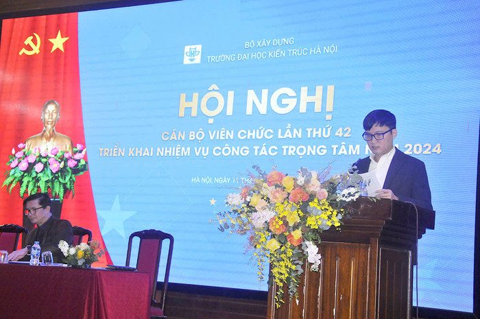 Phó giáo sư, Tiến sĩ, Kiến trúc sư Phạm Trọng Thuật (phát biểu), Chủ tịch Hội đồng trường Trường Đại học Kiến trúc Hà Nội. (Ảnh NVCC) z6098193307352_a96d64952cef875e8add4e101cd8d1d1.jpg