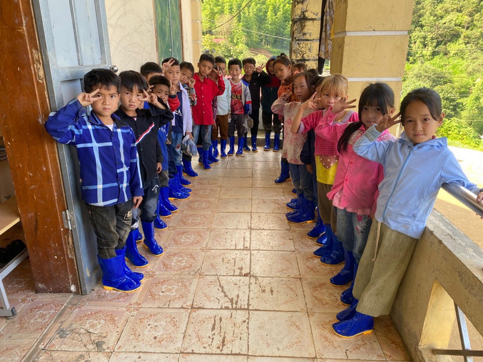 Những đôi ủng mới nâng bước chân em đến trường được thầy Phong xin tài trợ và trao đến học trò. (Ảnh: NVCC) unnamed (15).jpg