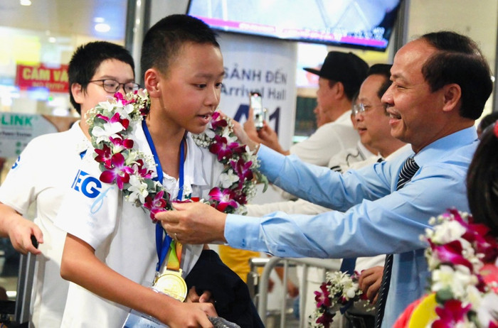 Phó Giám đốc Sở Giáo dục và Đào tạo Hà Nội Nguyễn Quang Tuấn chúc mừng học sinh Trường liên cấp Newton đạt thành tích cao tại kỳ thi IMSO 2024. 7anh-4-nt.jpg