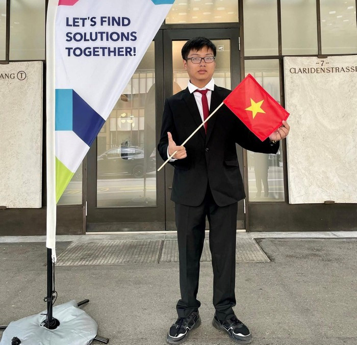 Đinh Cao Sơn - học sinh Trường Trung học phổ thông Chuyên Hà Tĩnh giành Huy chương Vàng Olymic Hóa học Quốc tế. (Ảnh: NVCC) Đinh Cao Sơn - học sinh Trường Trung học phổ thông Chuyên Hà Tĩnh giành Huy chương Vàng Olymic Hóa học Quốc tế. (Ảnh: NVCC)