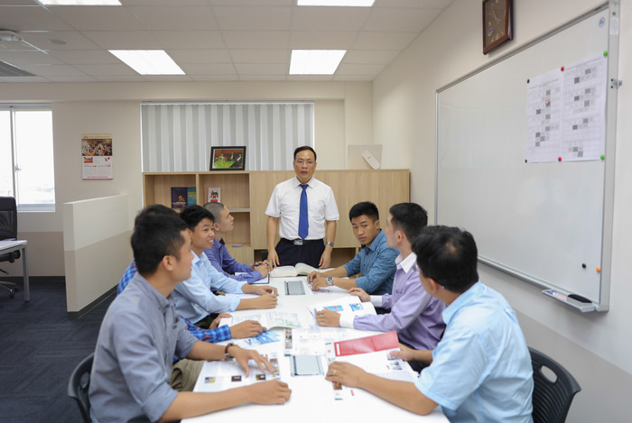 Thầy Đức cùng nhóm nghiên cứu thảo luận đề tài. (Ảnh: NVCC) thay-duc-1.jpg