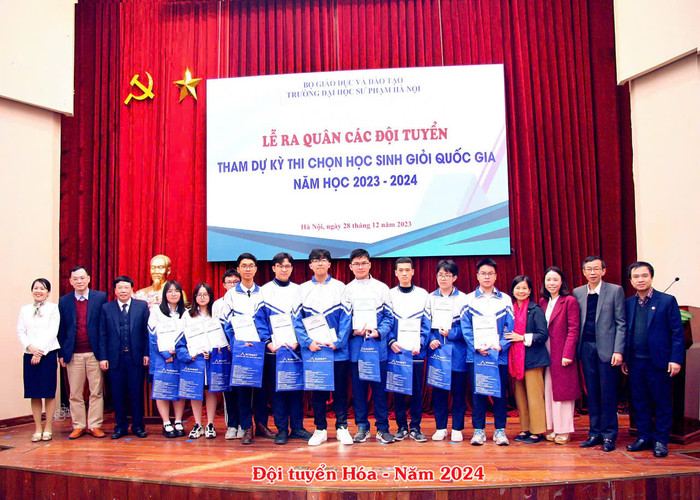 Nhà giáo Ưu tú Vũ Văn Tiến (thứ 3 từ trái sang) chụp ảnh cùng học sinh đội tuyển Hóa của trường trong kỳ thi chọn học sinh giỏi quốc gia năm học 2023-2024. (Ảnh: NTCC) unnamed (11).jpg