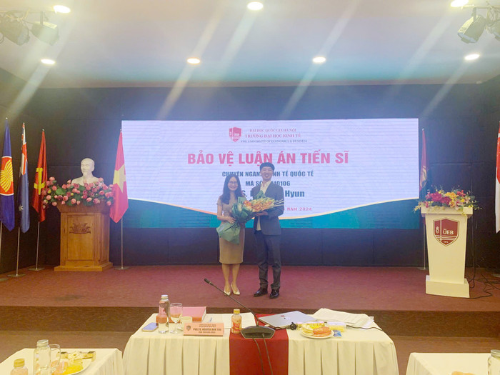 Tiến sĩ Ko Dong Hyun (bên phải) trong buổi bảo vệ luận án tiến sĩ. (Ảnh: NVCC) z5758173997904_abd558e85de03eaecbd3e4728a549ce1.jpg