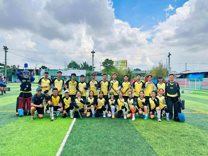 Sinh viên Trường Đại học Thể dục Thể thao Thành phố Hồ Chí Minh học môn khúc côn cầu. (Ảnh: NTCC) Picture3.jpg