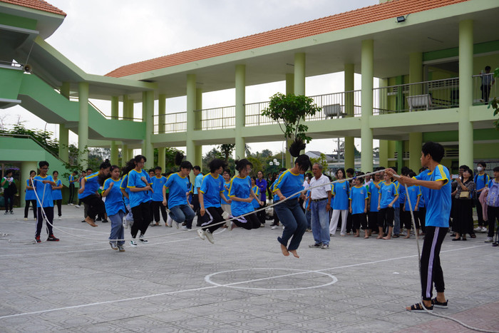 Học sinh Trường Trung học phổ thông Thành phố Cao Lãnh tích cực tham gia hoạt động thể dục thể thao tại trường. (Ảnh: website nhà trường) hs thpt tp cao lanh 4 (1).jpg