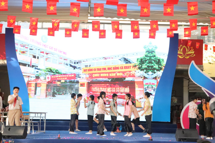 Tiết mục văn nghệ của học sinh trong lễ kỷ niệm 60 năm thành lập nhà trường. (Ảnh: Nhật Lệ) GDVN-TAY-MO (43).JPG