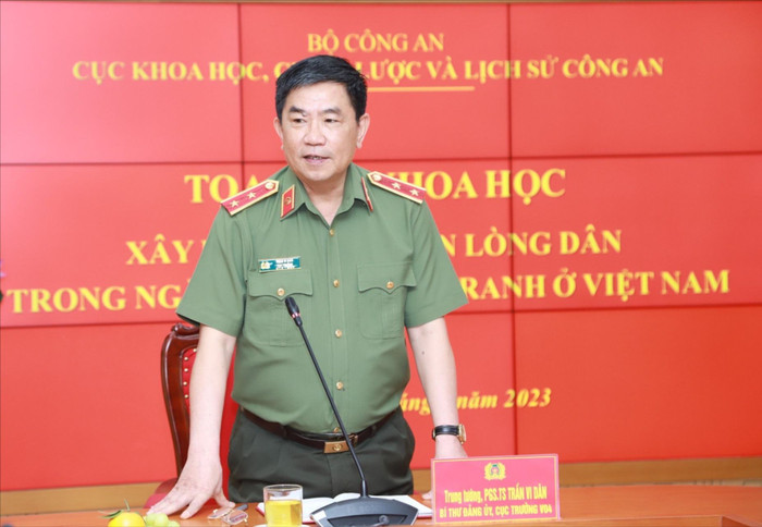 Theo Trung tướng, Phó Giáo sư, Tiến sĩ Trần Vi Dân nhà giáo trong Công an nhân dân cần sự hiểu biết liên ngành nhiều lĩnh vực. (Ảnh: NVCC) z5769425969351_2c1524c7f0b5d014ef5df78267bcbfc3.jpg