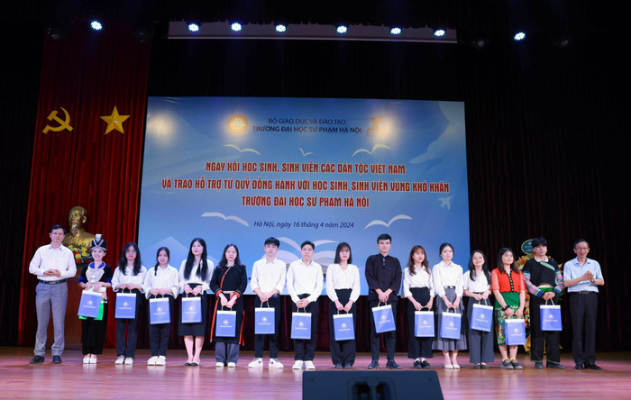 16 suất học bổng hỗ trợ được trao cho các bạn sinh viên Trường Đại học Sư phạm Hà Nội. GDVN_NXB (6).jpg