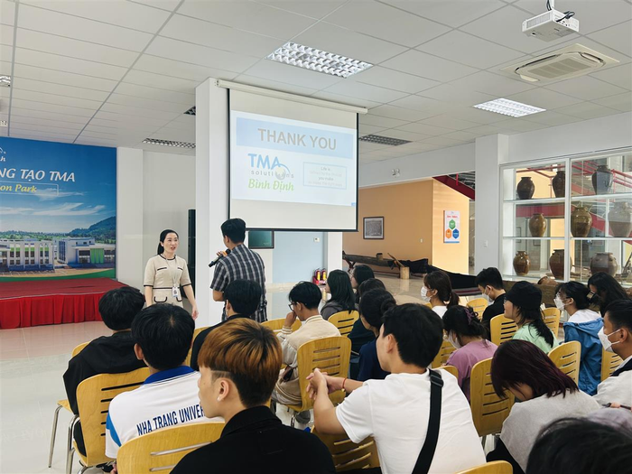 Trường Đại học Nha Trang tổ chức cho sinh viên ngành Hệ thống thông tin quản lý đi thực tế thăm quan và trải nghiệm môi trường làm việc và sinh hoạt tại Công viên Sáng tạo TMA Bình Định. (Ảnh: Website nhà trường) unnamed (55).png