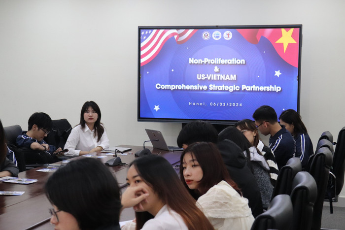 Sinh viên Khoa Quốc tế học Trường Đại học Khoa học Xã hội và Nhân văn trò chuyện với các diễn giả từ Đại sứ quán Mỹ. (Ảnh: website nhà trường) img_9220.jpg