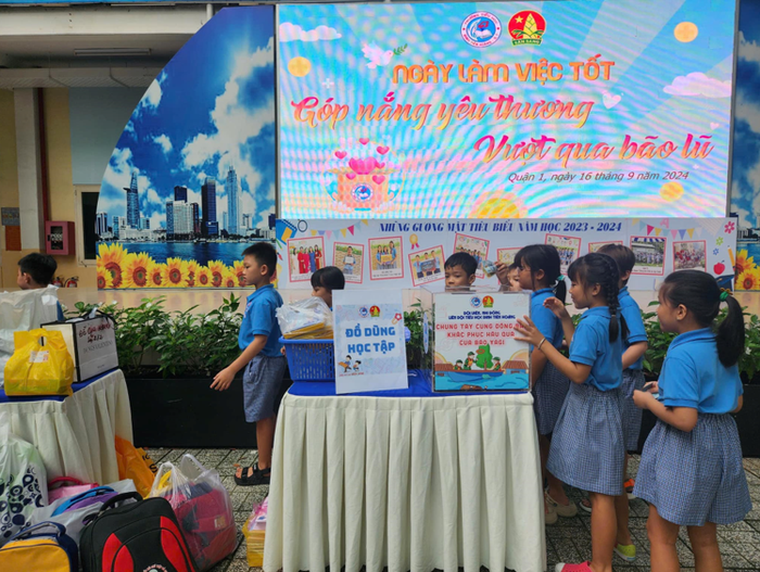 Học sinh nhà trường ủng hộ cho đồng bào bị ảnh hưởng bởi cơn bão Yagi. hs.png
