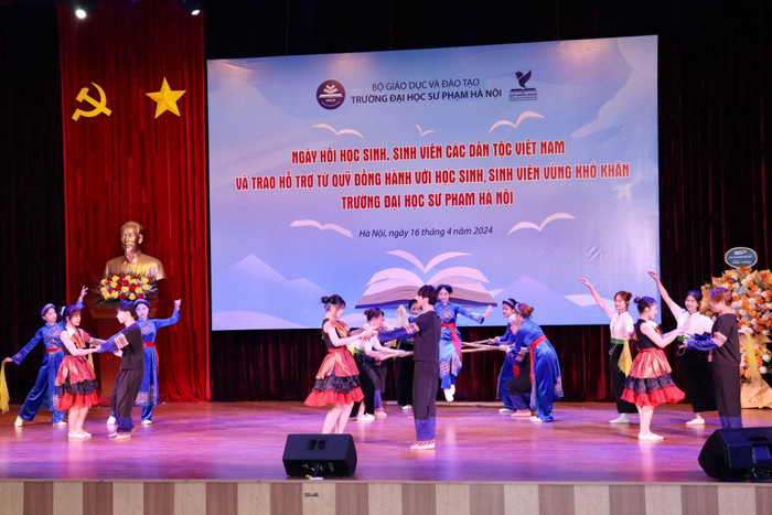 Các nam, nữ sinh viên tái hiện vẻ đẹp của các dân tộc trên sân khấu. GDVN_SPHN-44.jpg