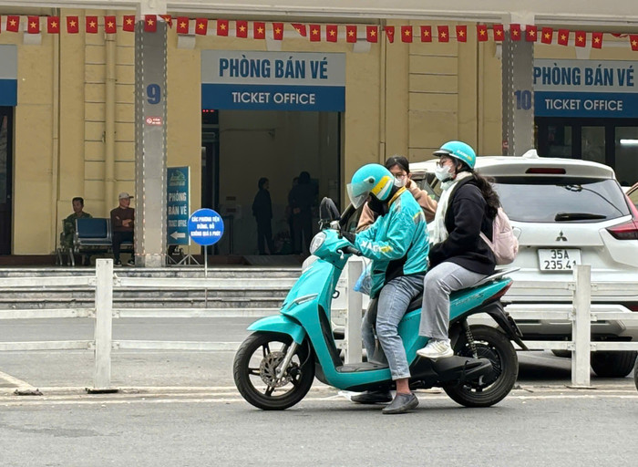 Bích Phượng thường xuyên đặt xe máy điện trên app để di chuyển đi học vì sự thuận tiện, thân thiện với môi trường. (Ảnh: Thảo Lê) GDVN_giao-thong-xanh (2).jpg