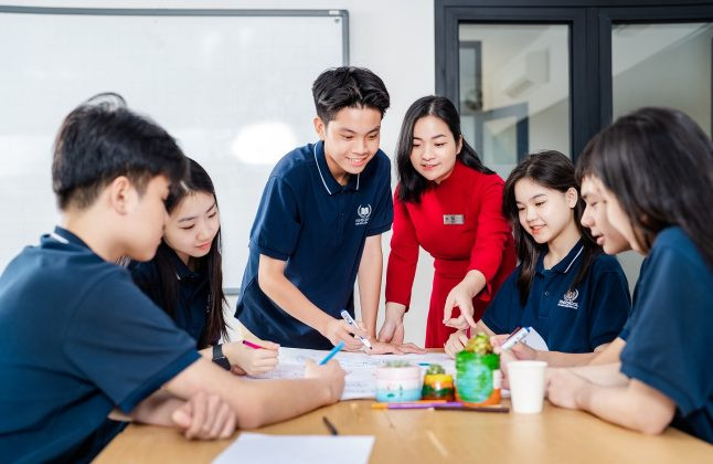 Việc thu phí giữ chỗ thể hiện trách nhiệm giữa phụ huynh và nhà trường. (Ảnh minh họa: vinschool.edu.vn) STU0300-646x420.jpg