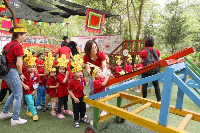 Cô và trò Trường Mầm non thực hành Hoa Sen trong buổi hoạt động ngoại khóa. (Ảnh website nhà trường) unnamed (31).jpg