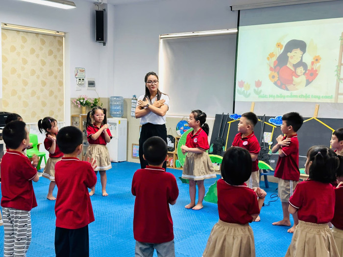 Cô và trò Trường Mầm non Hoa Sữa (quận Long Biên, Hà Nội) trong một buổi kiến tập về chăm sóc, giáo dục trẻ năm học 2024-2025. (Ảnh nhà trường cung cấp) unnamed (32).jpg