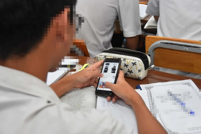 Việc cho học sinh sử dụng điện thoại trong lớp học được đánh giá là lợi bất cập hại. Ảnh minh hoạ: Báo Người lao động hs dung dt.jpg