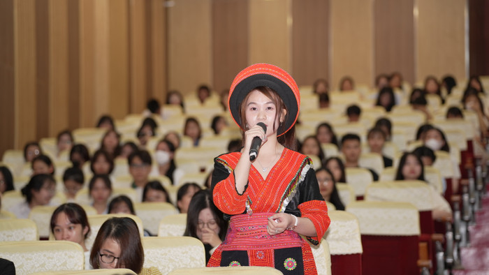 Các bạn sinh viên vùng dân tộc thiểu số đã mặc trang phục của dân tộc mình đến tham gia chương trình. GDVN_QUYHOCBONG (16).JPG