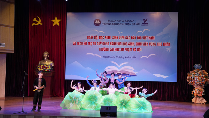 Những tiết mục công phu được chính các bạn sinh viên dàn dựng. GDVN_QUYHOCBONG (20).JPG