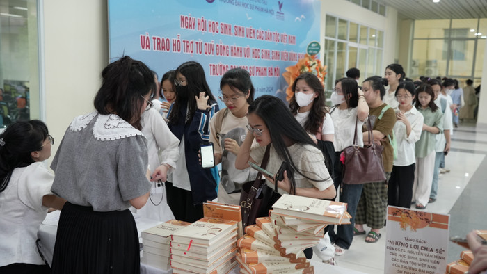 Các bạn sinh viên xếp hàng nhận sách "Những lời chia sẻ" của Giáo sư, Tiến sĩ Nguyễn Văn Minh. GDVN_QUYHOCBONG (2).JPG