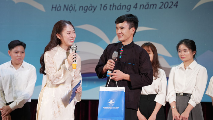 MC Khánh Vy giao lưu cùng các bạn sinh viên. GDVN_QUYHOCBONG (10).JPG