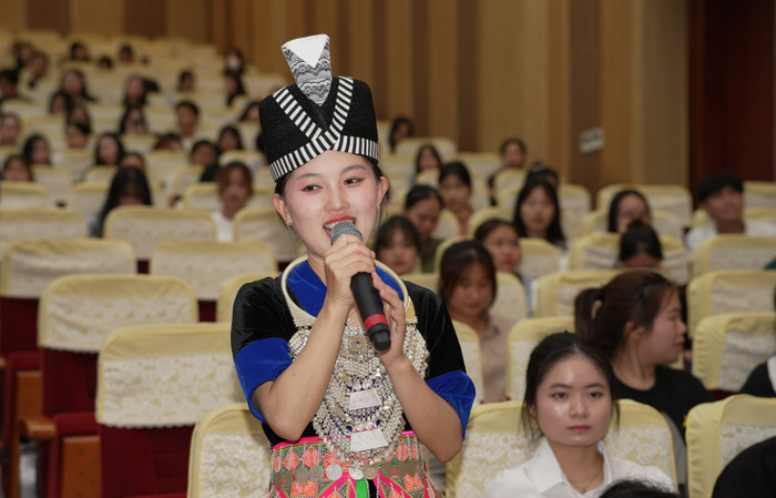 Bạn Xồng Vi Va, sinh viên K71A2 khoa Giáo dục Tiểu học đặt câu hỏi trong phần giao lưu. GDVN_QUYHOCBONG (15).JPG