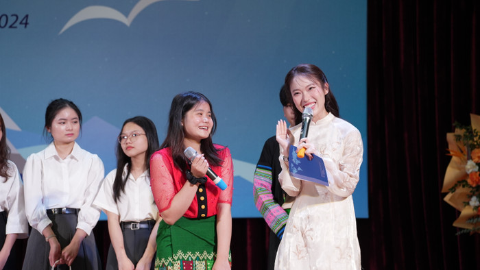 MC Khánh Vy giao lưu cùng các bạn sinh viên. GDVN_QUYHOCBONG (9).JPG