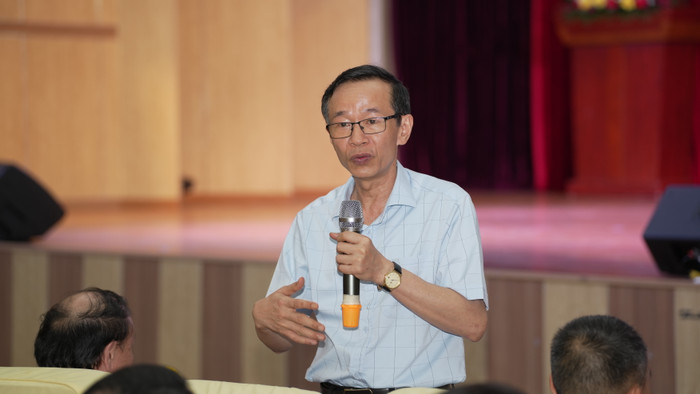Giáo sư, Tiến sĩ Nguyễn Văn Minh trực tiếp giải đáp những câu hỏi của các bạn sinh viên. GDVN_QUYHOCBONG (18).JPG
