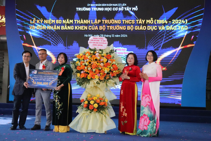 Ban giám hiệu nhà trường nhận học bổng tài trợ cho quỹ học bổng thắp sáng ước mơ của nhà trường. (Ảnh: Nhật Lệ) GDVN-TAY-MO (29).JPG