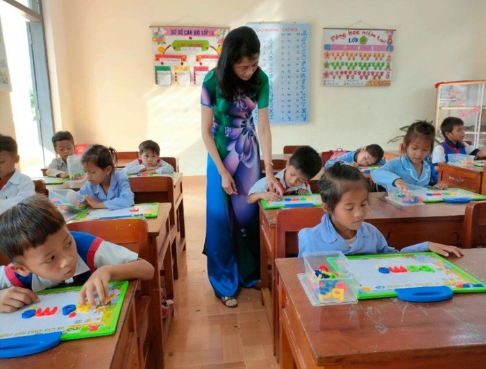 Nữ giáo viên luôn tận tâm với nghề, không ngại công tác tại vùng sâu, vùng xa. (Ảnh: NVCC) Nữ giáo viên luôn tận tâm với nghề, không ngại công tác tại vùng sâu, vùng xa. (Ảnh: NVCC)
