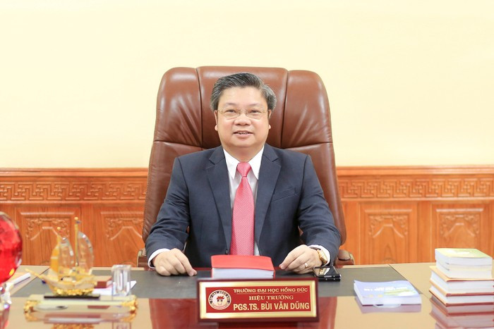 Phó Giáo sư, Tiến sĩ Bùi Văn Dũng - Hiệu trưởng Trường Đại học Hồng Đức. (Ảnh: website nhà trường) unnamed (63).jpg