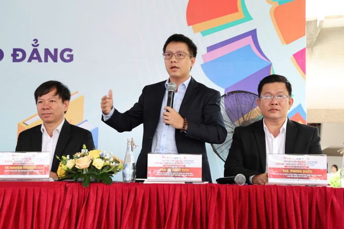 Thạc sĩ Cù Xuân Tiến (ở giữa), Trưởng phòng, Phòng Tuyển sinh và Công tác sinh viên, Trường Đại học Kinh tế - Luật, Đại học Quốc gia Thành phố Hồ Chí Minh. (Ảnh: NVCC) unnamed (62).jpg