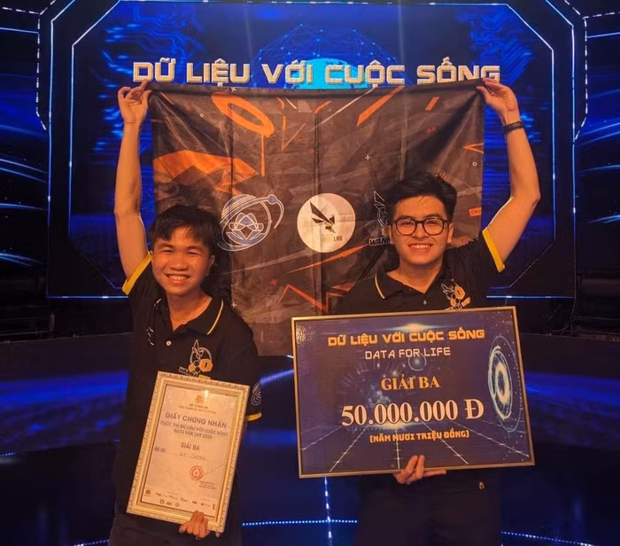 Hai sinh viên Trường Đại học Công nghệ Thông tin - Đại học Quốc gia Thành phố Hồ Chí Minh giành giải Ba cuộc thi. (Ảnh: NTCC)