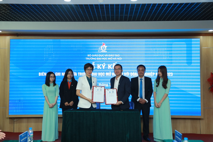 Tiến sĩ Nguyễn Minh Phương ký biên bản ghi nhớ hợp tác với ông Nguyễn Trung Kiên, Giám đốc điều hành khu vực phía Bắc Công ty cổ phần gỗ An Cường. (Ảnh: Nhật Lệ)