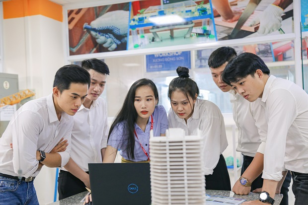 Sinh viên ngành Quản lý xây dựng được thực hành nhiều kỹ năng trong quá trình học. (Ảnh: website Trường Đại học Công nghệ Thành phố Hồ Chí Minh) Ảnh 2_ (Sinh viên ngành Quản lý xây dựng được thực hành nhiều kỹ năng trong quá trình học, Ảnh_ website Trường Đại học Công nghệ Thành phố Hồ Chí Minh).png